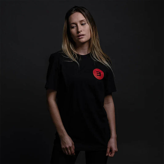 Woman in the black Eminem Basic E-Shirt with small red reversed E logo on the chest
